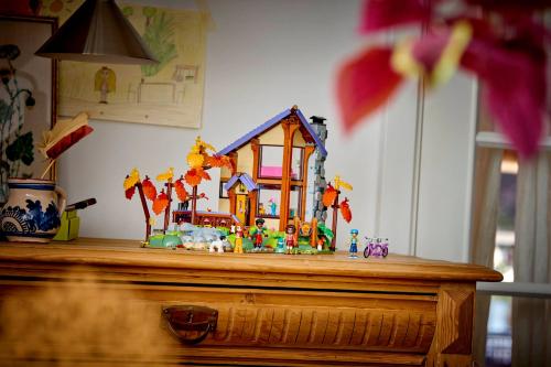 LEGO Friends Mysig stuga i höstskogen 42705