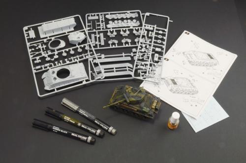 Presentset: Sherman M4A3E8 Fury 1:56