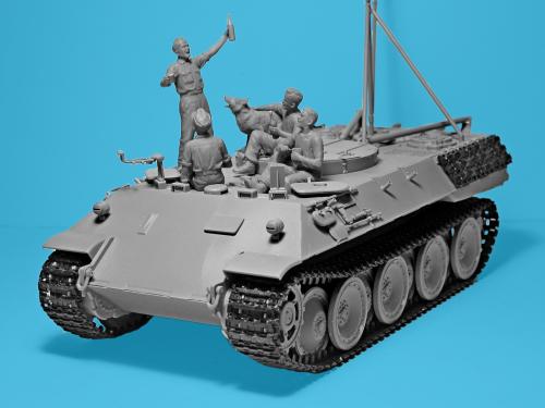 “Prost!”, Between Battles on Bergepanther WWII German Tankmen with Bergepanther 1/35