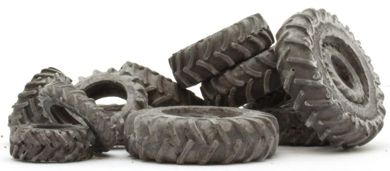 Old tractor tyres, 1/32-1/35