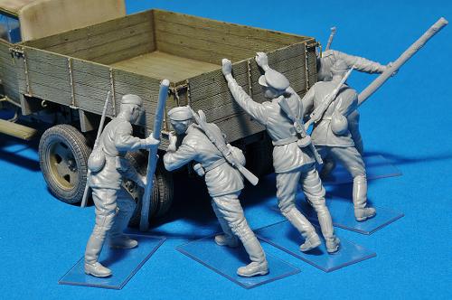 PUSHING SOVIET SOLDIERS 1/35