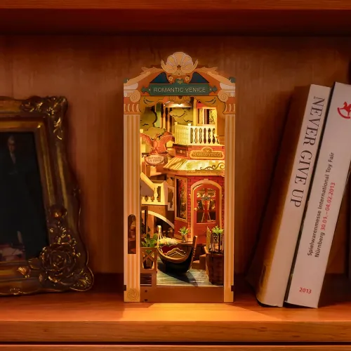 Book Nook: Romantic Venice