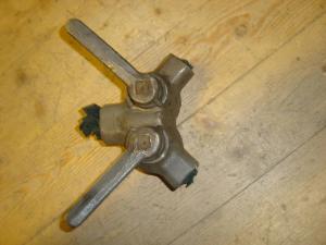 Trevägskran för tryckluft 