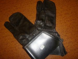 Trefingerhandske i skinn 