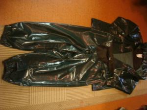 Krafiga och oljebeständiga kvalitesregnkläder från helly hansen!!  Jacka o byxa komplett!