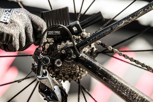 Muc-Off Claw Brush