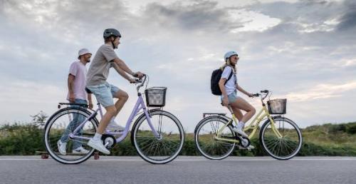 2 personer som cyklar på en väg