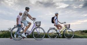 2 personer som cyklar på en väg