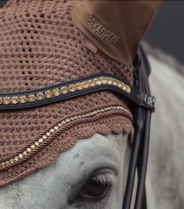 CRYSTAL FLY HOOD ALMOND