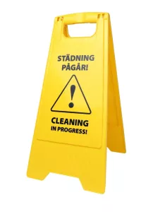 Varningsskylt Städning pågår / Våta golv – vikbar och lätt synlig säkerhetsskylt i plast för att varna för halkrisk vid rengöring, idealisk för offentliga miljöer, kontor och butiker