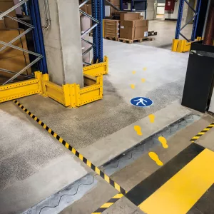 Varseldekal  "Gående hänvisas hit"