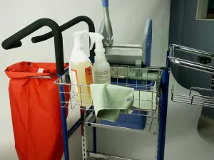 Trådkorg stor med konsol 39x24x16 cm RAL 9005 – svart väggmonterad förvaringskorg i metall för städutrustning och tillbehör