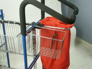 Liten svart trådkorg 24x16x16 cm – standardmodell i RAL 9005 för väggmontering  Svart pulverlackerad trådkorg i stål – kompakt modell 24x16x16 cm för städförvaring