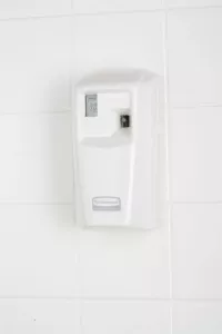 Rubbermaid Microburst 3000 LCD Dispenser vit – programmerbar doftdispenser med LCD-display för exakt och effektiv luktkontroll