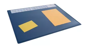 Skrivunderlägg 65 x 50 med kalender och transparent klaff PP – Mörkblå