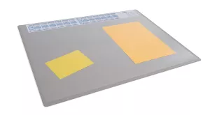 Skrivunderlägg 65 x 50 med kalender och transparent klaff PP – Grå