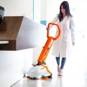 TSM Willmop 50 skurmaskin – stående batteridriven golvvårdsmaskin med PPL-borstar och laddare för professionell rengöring