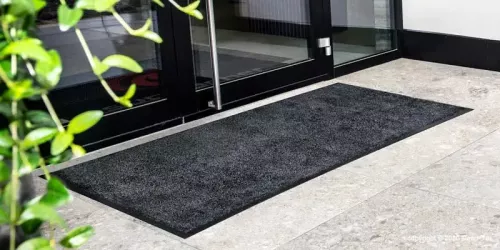 EcoAbsorb entrématta Mineral Grey 60x85 cm – miljövänlig dörrmatta med hög uppsugningsförmåga  Grå entrématta EcoAbsorb 60x85 cm – hållbar och halksäker matta i återvunnet material