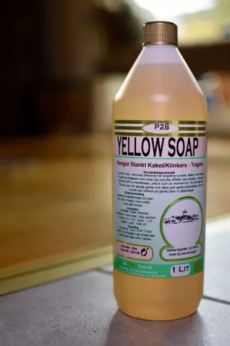 P28 Yellow Soap 1 liter flytande handtvål med mild och effektiv rengöring, skonsam mot huden och lämplig för daglig användning i toaletter, storkök och offentliga miljöer