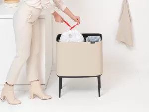 Brabantia Bo Touch Bin papperskorg i färgen Soft Beige, rektangulär modell med touchlock och stilren design för moderna hem