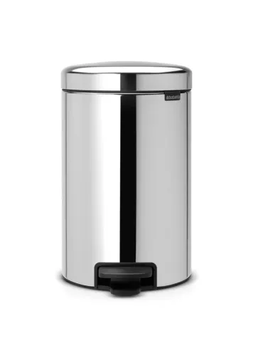 Brabantia NewIcon pedalhink i blankborstat stål används som stilren och hygienisk papperskorg i moderna miljöer