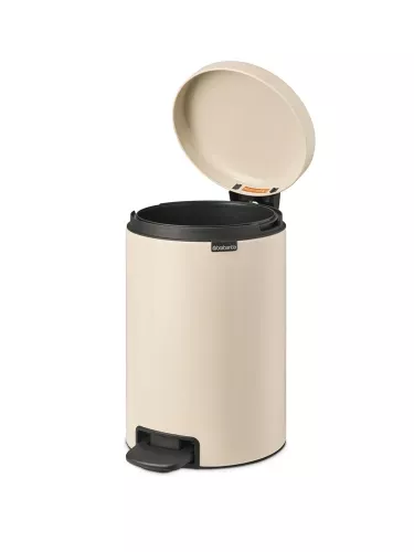 Pedalhink Brabantia NewIcon 12 liter i soft beige – elegant avfallshink med mjukstängande lock och hållbar design för badrum eller kök