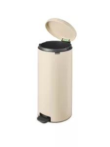 Brabantia NewIcon 30L pedalhink – stilren design i mjuk beige färg, perfekt för kök eller kontor