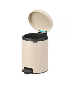 Brabantia NewIcon 5 liters pedalhink i soft beige används som stilren och funktionell papperskorg i mindre rum