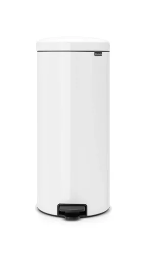 Brabantia NewIcon pedalhink 30 liter i vit färg med rund design, tyststängande lock och robust pedal för hygienisk avfallshantering