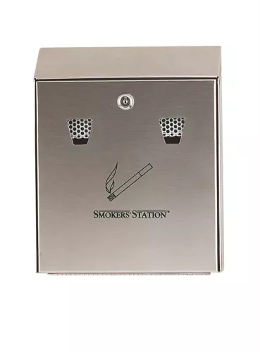 Rubbermaid Smokers Station Wallmount askkopp – väggmonterad och låsbar askkopp i galvaniserat stål med väderbeständig konstruktion som ger säker och diskret hantering av cigarettfimpar utan att ta upp golvyta, anpassad för entréer, hotell, arbetsplatser