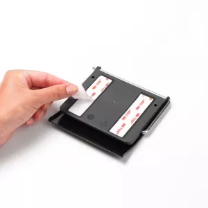 Väggmonterad toalettpappershållare i matt svart från Brabantia Renew för stilrent badrum