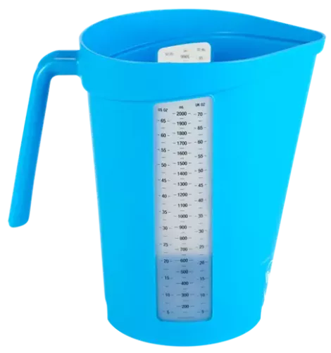Vikan måttkanna 2 liter blå i slitstark livsmedelsgodkänd plast med tydlig måttskala, ergonomiskt grepp, stabil botten och droppfri pip för exakt dosering och hygienisk färgkodning i storkök, livsmedel och professionell rengöring