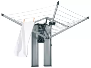 WallFix Dryer från Brabantia monteras på vägg och fälls enkelt ut vid behov, med praktisk förvaringsbox