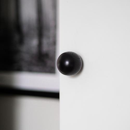 Träknopp Ball Rund Svartbetsad Ek