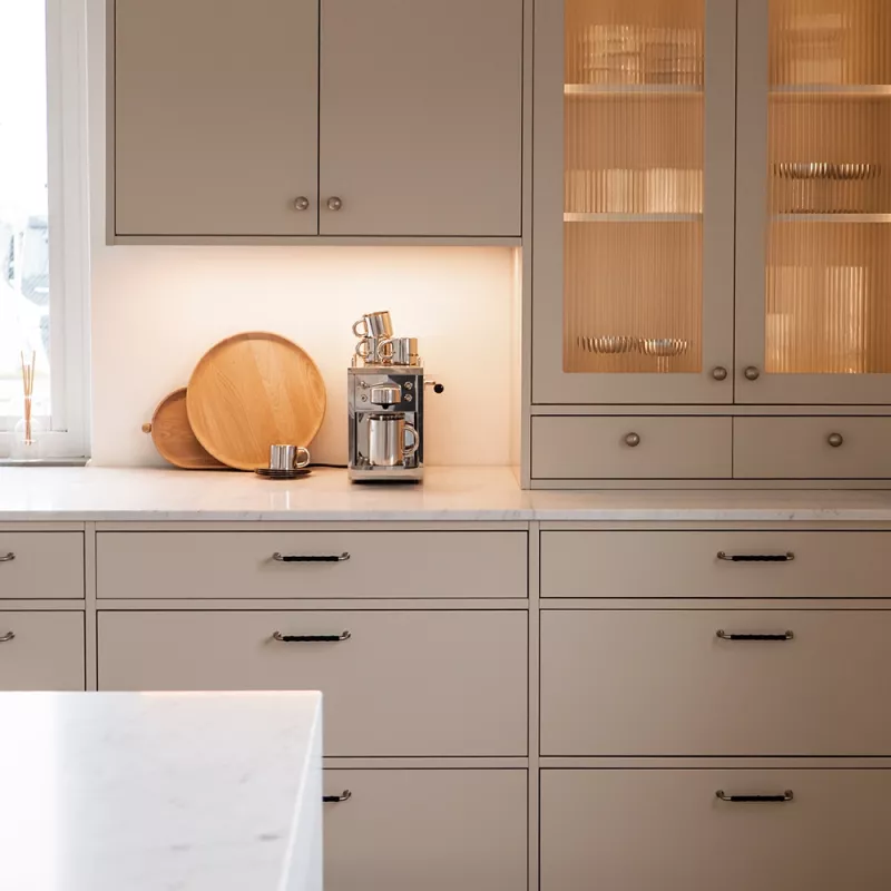 Komplet LED-belysning monteret under køkkenskabe
