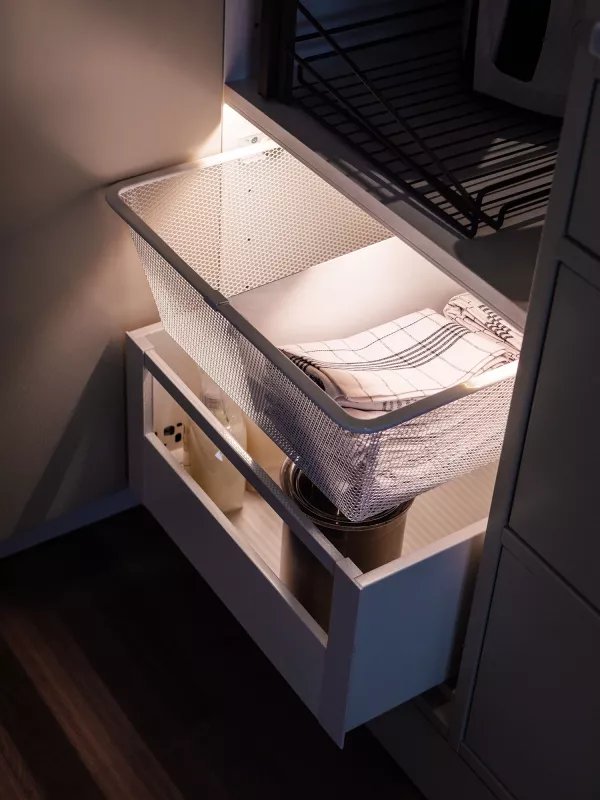 Utdragbar innerlåda med soft-close bakom kökslucka.