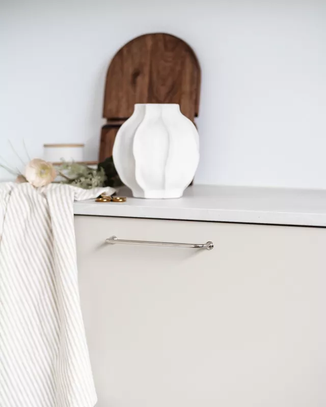 Handtag 1353 i nickel, med en modern och slät design som passar utmärkt för skåp och lådor. Handtaget har en elegant och tidlös finish, vilket gör det lämpligt för både samtida och klassiska inredningsstilar.