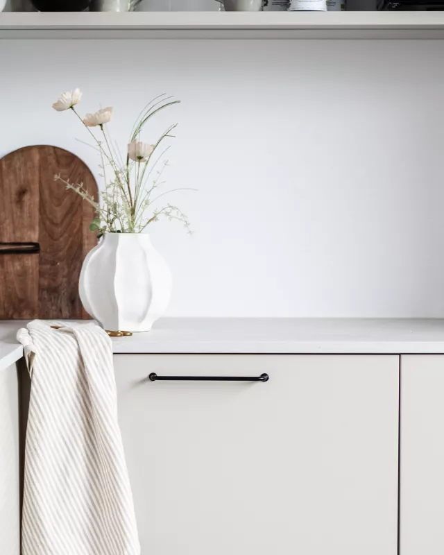 Ett svart handtag 1353med en längd på 160 mm. Handtaget har en modern och enkel design, med en slät och rektangulär form. Det visas mot en vit bakgrund.