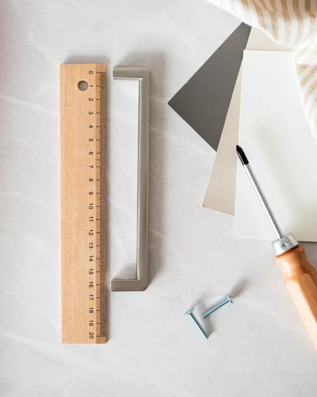 Ett handtag med centrumavstånd 160 mm, i en enkel och stilren design, med en metallfinish som gör det lämpligt för olika typer av möbler och skåp