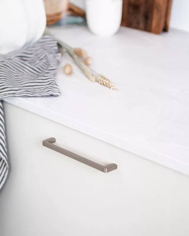 Ett Linfalk-handtag med en längd på 160 mm. Handtaget har en modern och elegant design, med en slät och rektangulär form. Det visas mot en vit bakgrund.