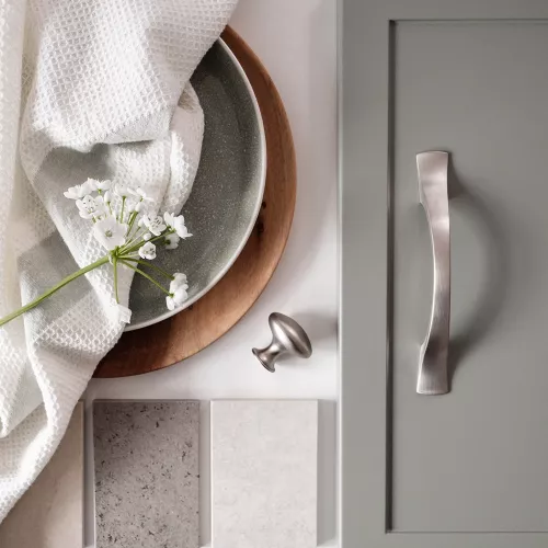 Knopp Emtefall oval i matt krom och handtag Roxen – harmonisk kombination till köket