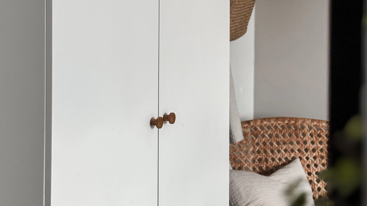 Så förnyar du din PAX-garderob med en naturlig träknopp