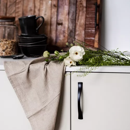Kökshandtag Roxen i svart finish – tidlös och greppvänlig design för kökslådor och skåp