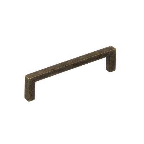 Ett minimalistiskt kökshandtag i cc 96 mm och antik finish, mot en vit bakgrund.