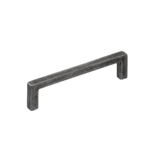 Ett minimalistiskt kökshandtag i cc 96 mm och svart antik oxidfinish, mot en vit bakgrund.