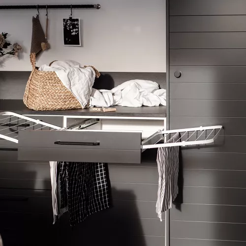 Ett fallbart torkställ i metall, designat för kompakt boende, med en praktisk och platsbesparande konstruktion för effektiv torkning av kläder.