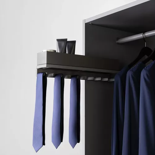 Pelly slips- og bælteholder monteret i garderobe