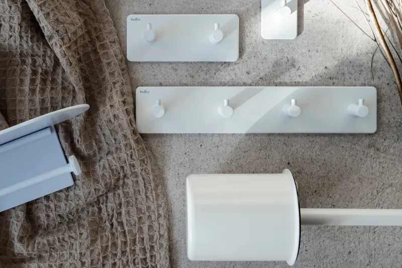 Vit självhäftande toalettborste med vägghållare och monteringsplatta