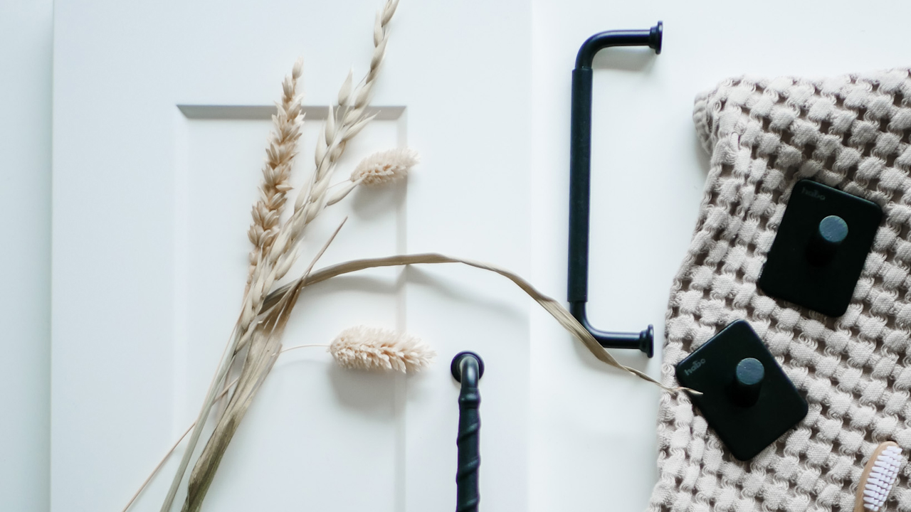 Svarta handtag med vit och beige inredning