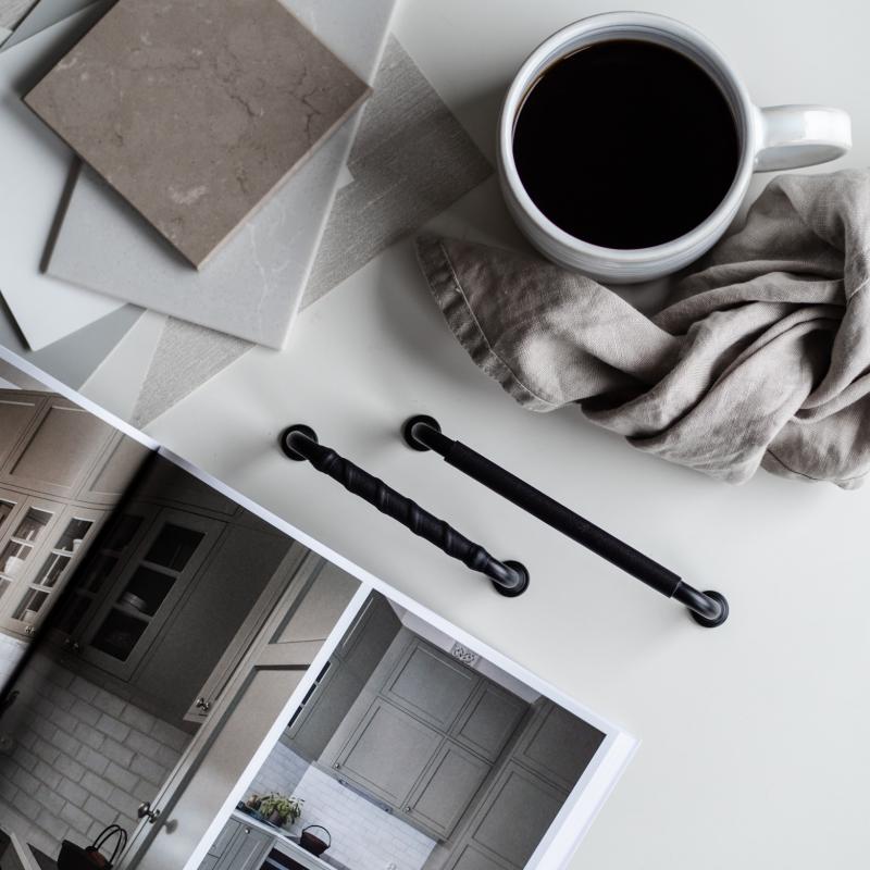Höstinspiration till köket med svarta läderhandtag, köksritning, magasing och en kaffekopp